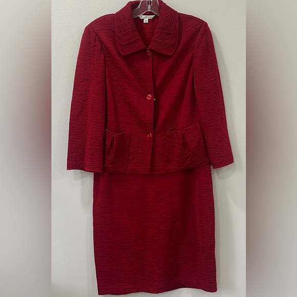 St. John Dresses & Skirts - St. John Skirt Suit Sz 8